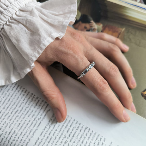 Срібне кільце з топазом 2.27ct, фіанітами