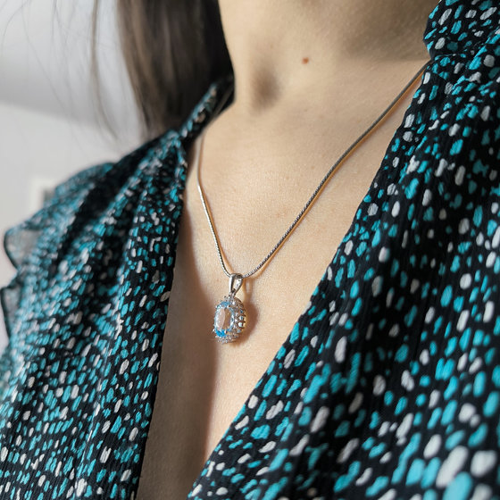 Срібна підвіска з топазом 3.265ct, фіанітами