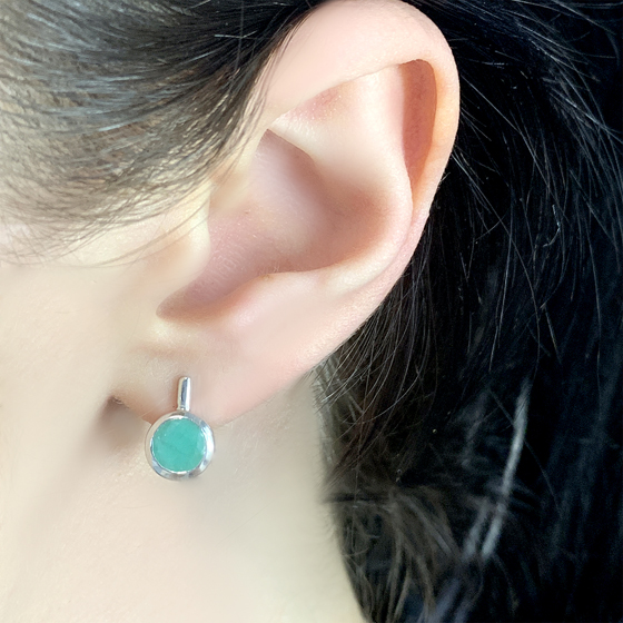 Silver earrings with a 1.588-carat emerald