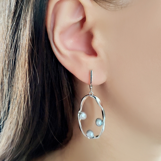 Silver earrings with pearls