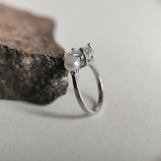 Silver ring with pearls and cubic zirconia