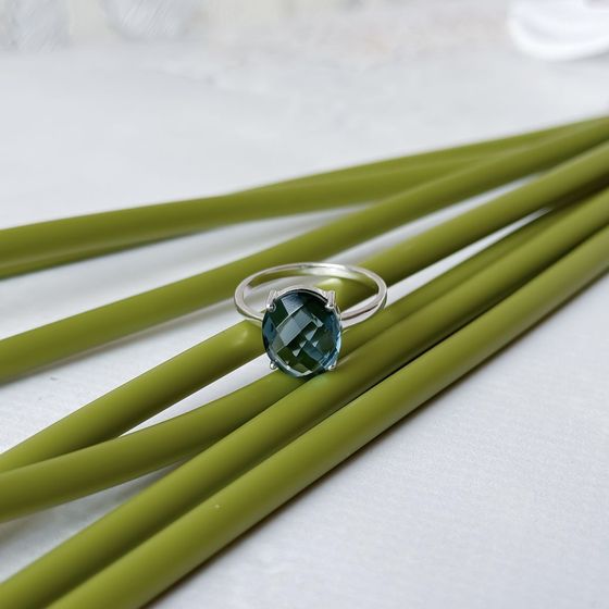 Срібна каблучка з топазом «Лондон Блю»