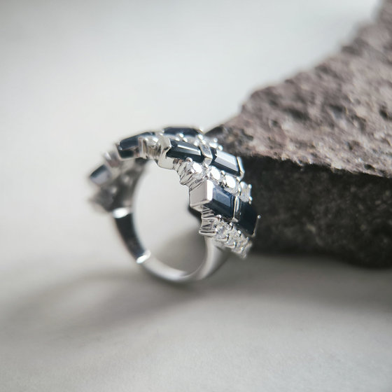 Срібне кільце з сапфіром 5.625ct, фіанітами