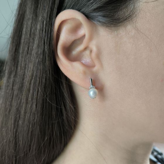 Silver earrings with pearls