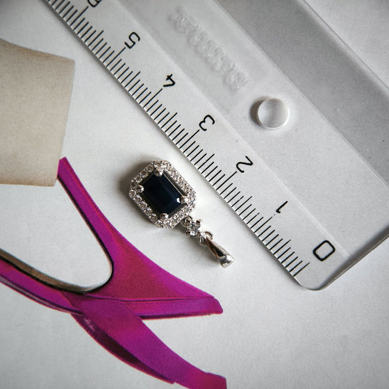 Срібна підвіска з сапфіром 5,58 карата, фіанітами