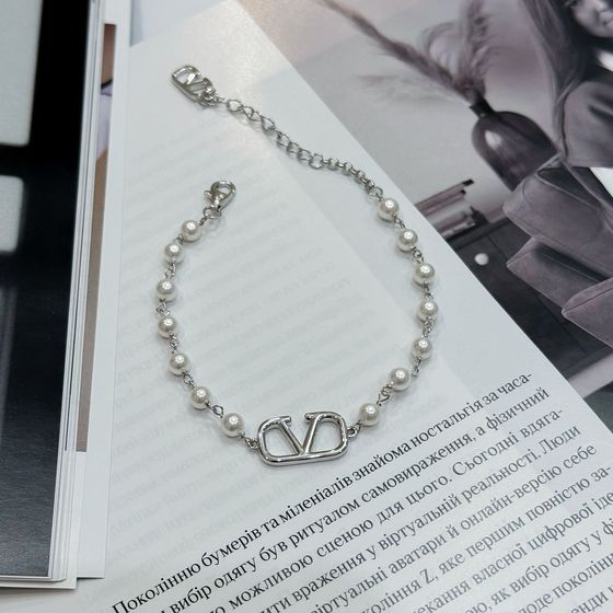 Silver bracelet with pearls
