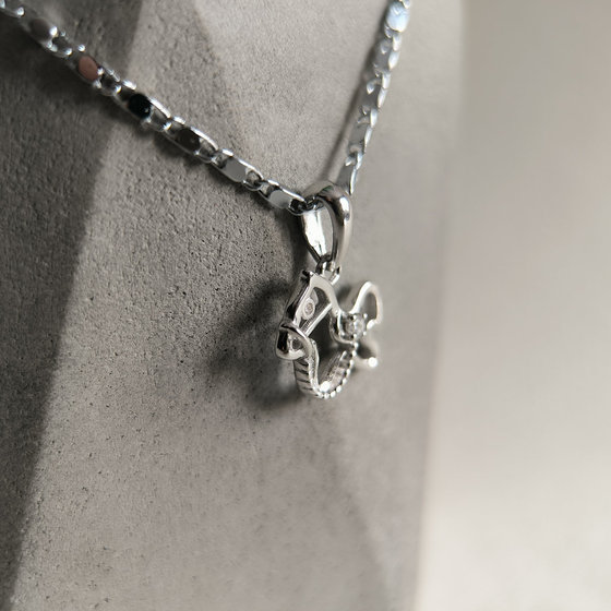 Silver pendant with cubic zirconia