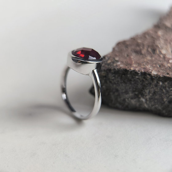 Silver ring with garnet nano 2.165ct