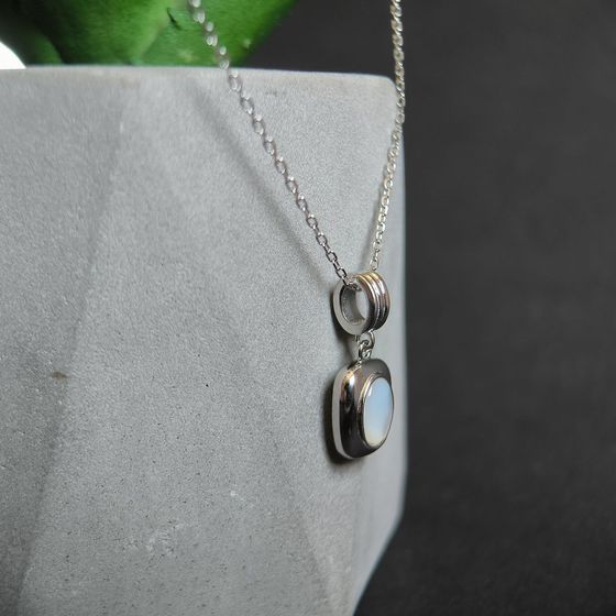 Silver necklace with mother-of-pearl