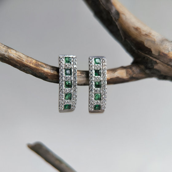 Silver earrings with emerald nano 1.102ct
