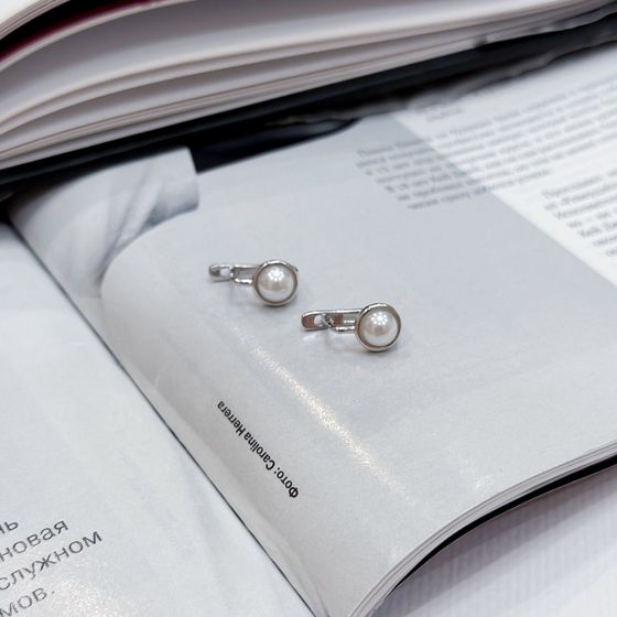 Silver earrings with pearls
