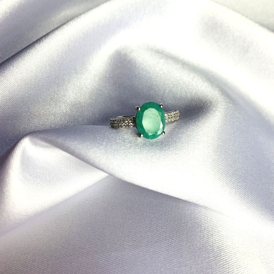 Silver ring with a 2.802-carat emerald