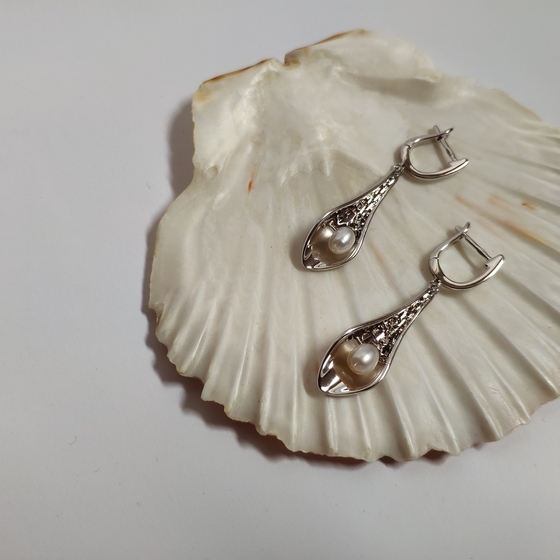 Silver earrings with pearls