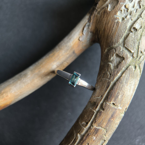 Серебряное кольцо с топазом Лондон Блю 0.244ct