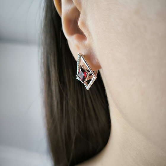 Срібні сережки з гранатом 3,399 карата