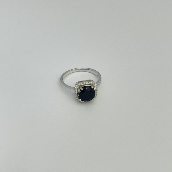 Серебряное кольцо с сапфиром 2.865ct, фианитами