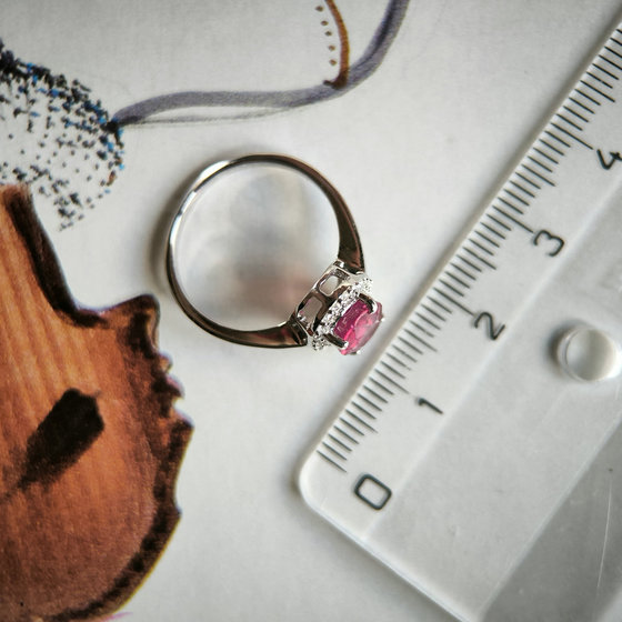 Серебряное кольцо с рубином 1.948ct, фианитами