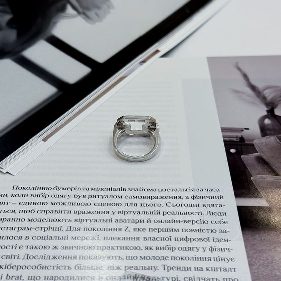 Срібна каблучка з фіанітами