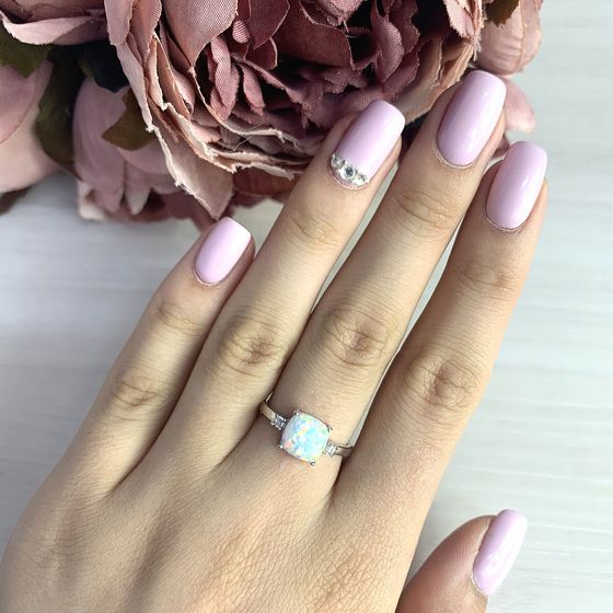 Silver ring with a 1.074-carat opal