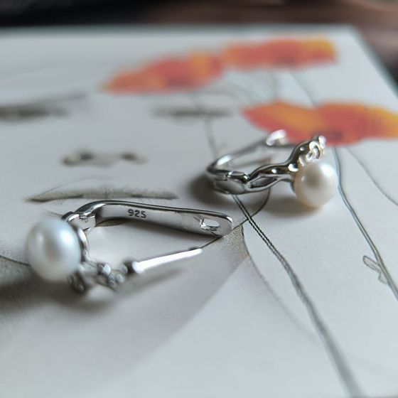 Silver earrings with pearls