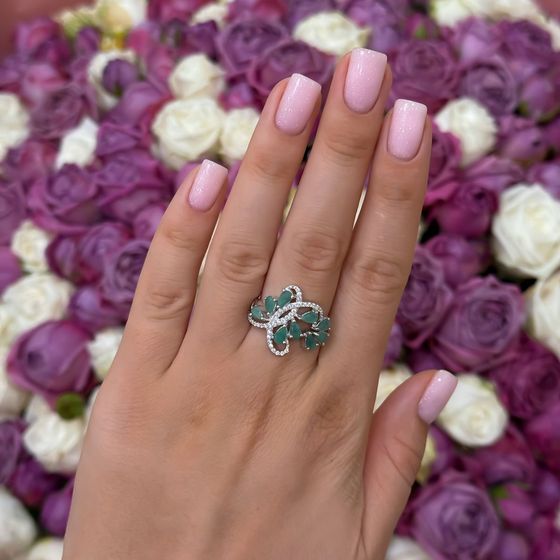 Срібна каблучка зі смарагдом, фіанітами