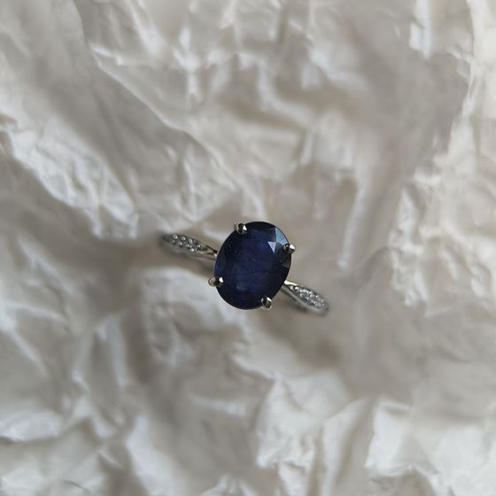 Silver ring with sapphire, fianites