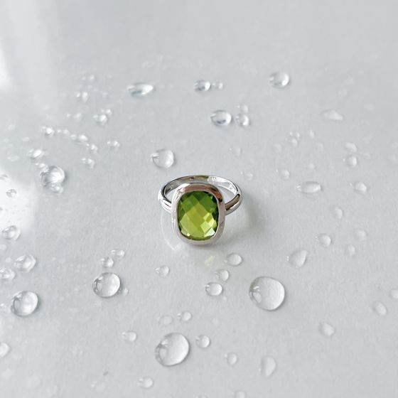 Silver ring with a 6.933-carat chrysolite
