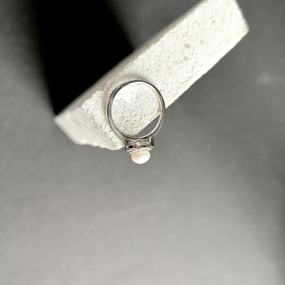Silver ring with pearls, fianites