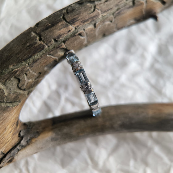 Срібне кільце з топазом 2.27ct, фіанітами