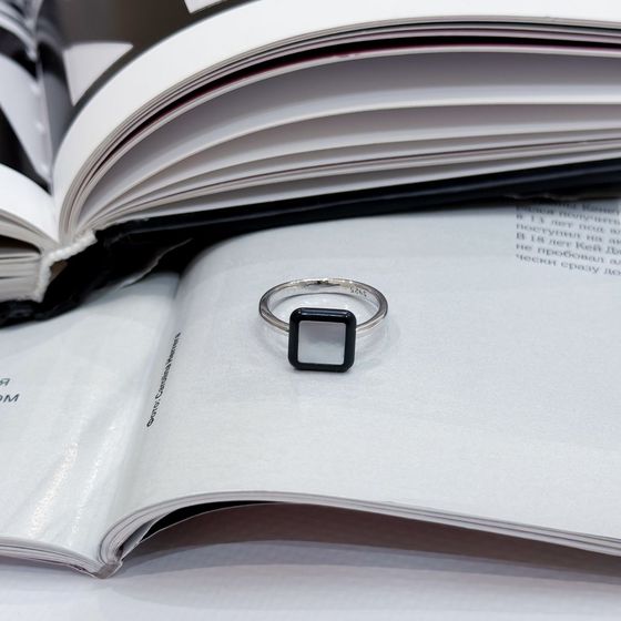 Срібна каблучка з оніксом, перламутром