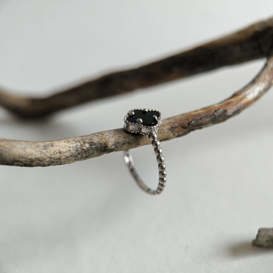 Серебряное кольцо с ониксом
