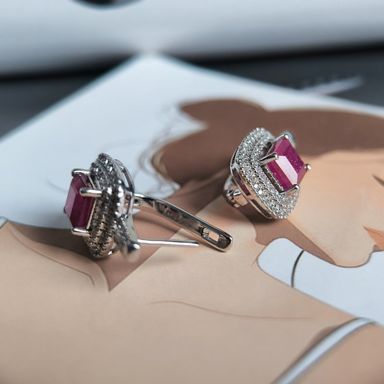 Срібні сережки з рубіном 6.342ct, фіанітами