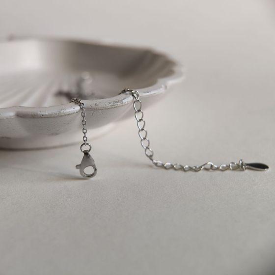 Silver necklace with phianites, semallu