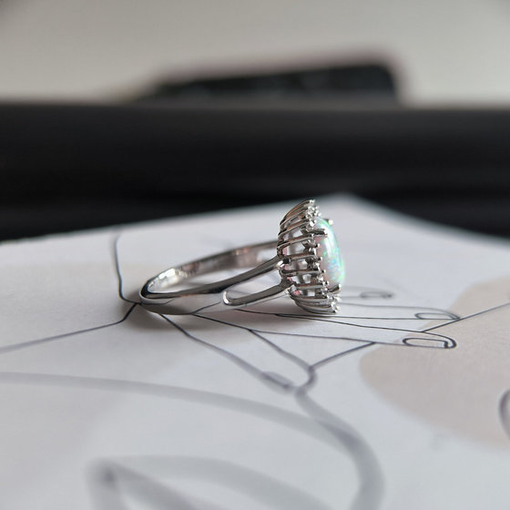 Срібна каблучка з опалом 1,265 карата та фіанітами