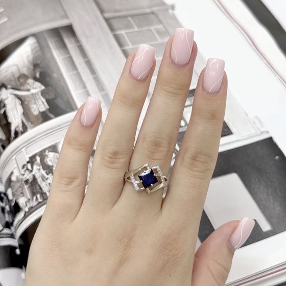 Срібна каблучка з сапфіром 2.13ct, фіанітами