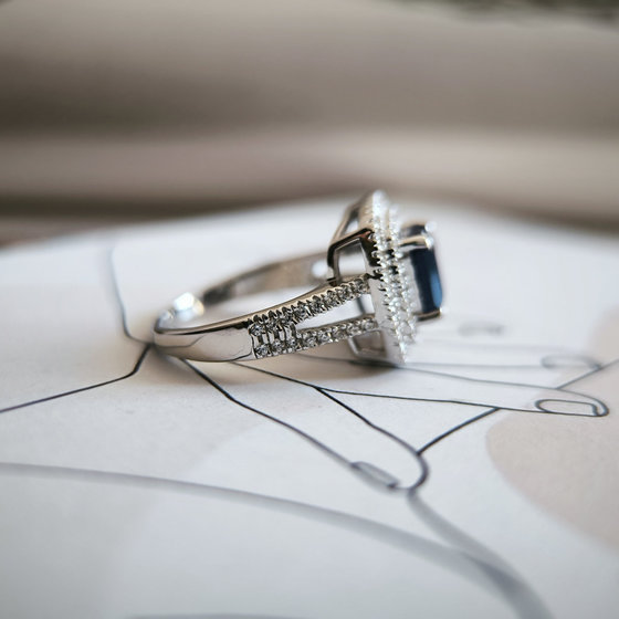 Срібне кільце з сапфіром 3.256ct, фіанітами