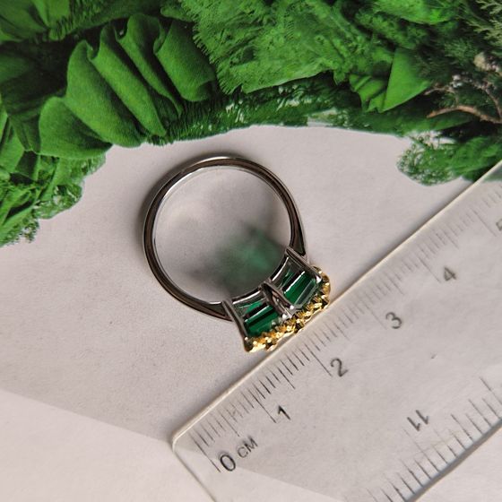 Срібна каблучка зі смарагдом nano 2,877 карата