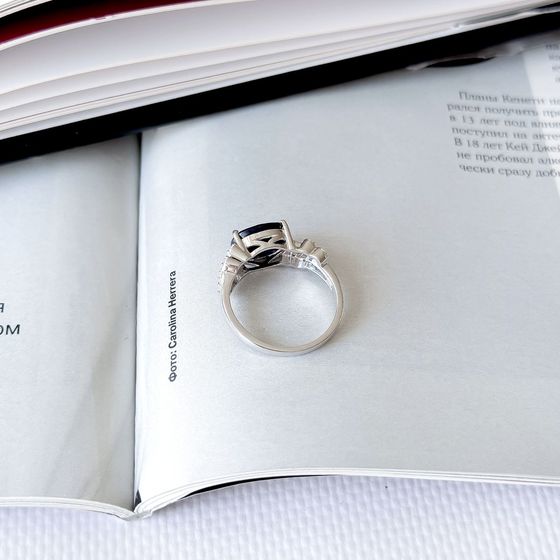 Срібна каблучка з сапфіром 3.507ct, фіанітами