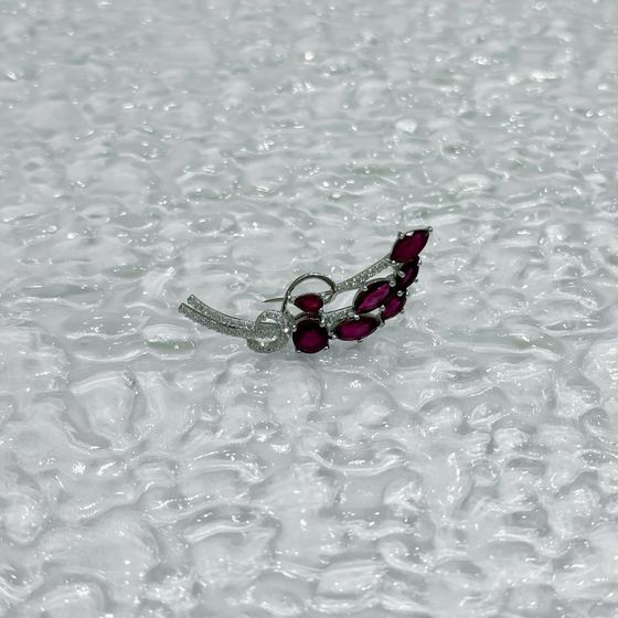 Серебряная брошка с рубином