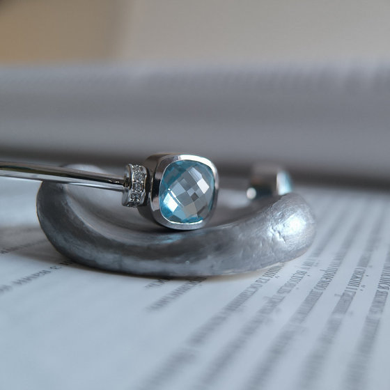 Silver bracelet with 9.716ct topaz and cubic zirconia