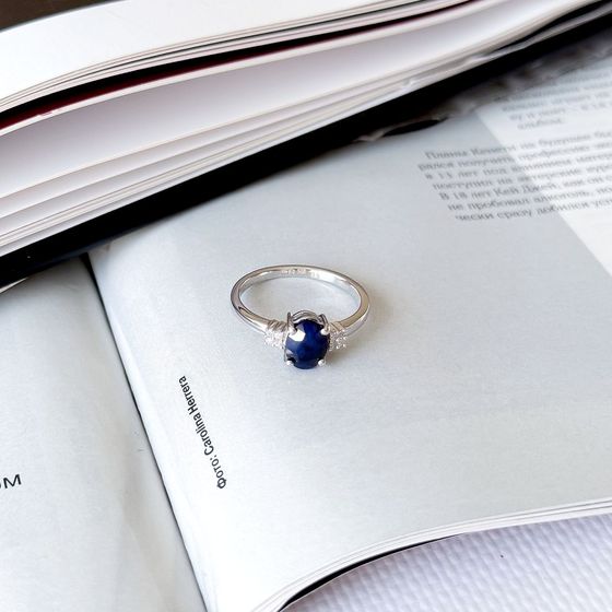 Срібна каблучка з сапфіром 1.651ct, фіанітами