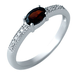 Silver ring with a 0.66-carat garnet